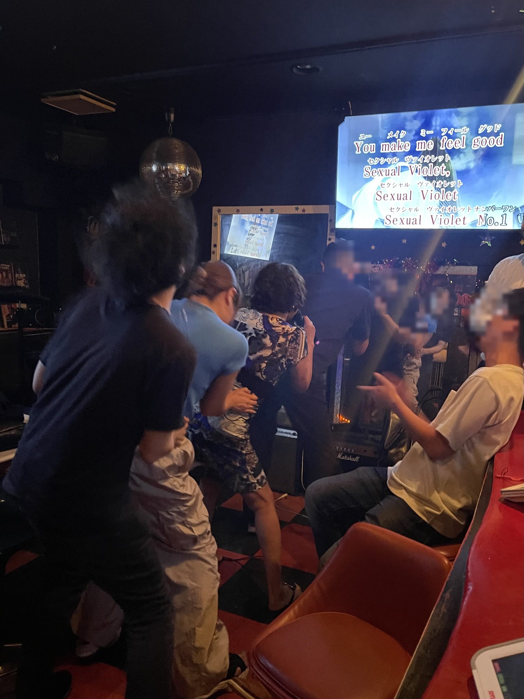 ミラーボールの下で盛り上がる店内の様子